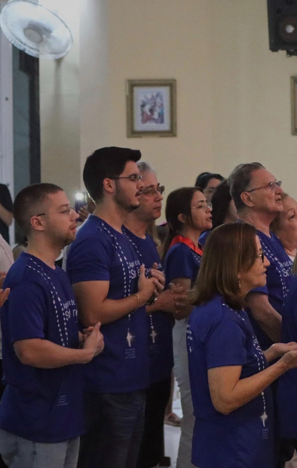 Distribuição de terços durante a missa